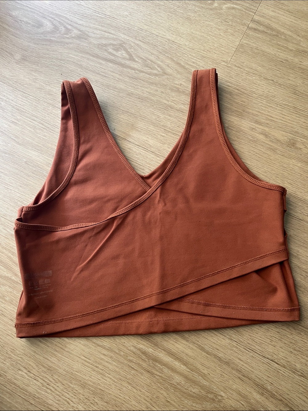 Amazon Basics Performance Rust Cropped V-Neck Tank - Picture 4 of 6